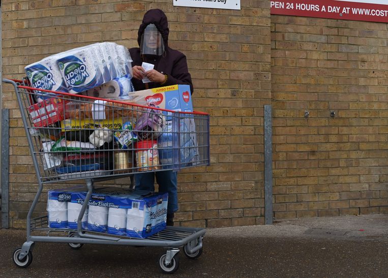 Mensen slaan boodschappen in nadat bekend werd dat het land in lockdown gaat. Beeld AFP