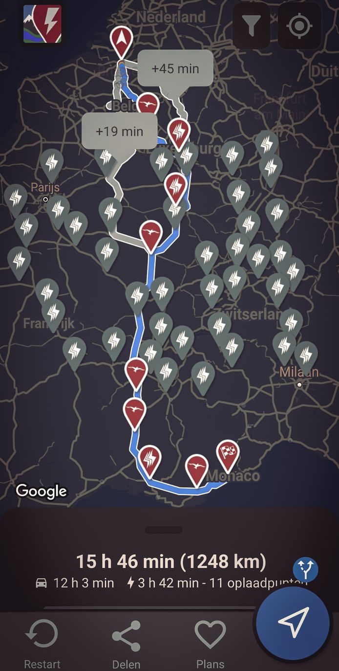 We gebruiken deze keer ABRP in plaats van Waze en de ingebouwde navigatie van de wagen. Deze app is erg populair bij EV-rijders.