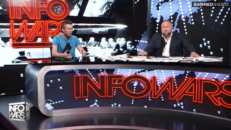 Professor Mattias Desmet in gesprek met Alex Jones voor diens 'Infowars'. Beeld rv