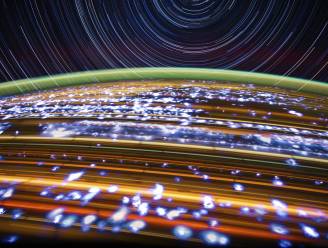 Unieke foto van NASA-astronaut legt sterrensporen en aarde vast vanop internationaal ruimtestation