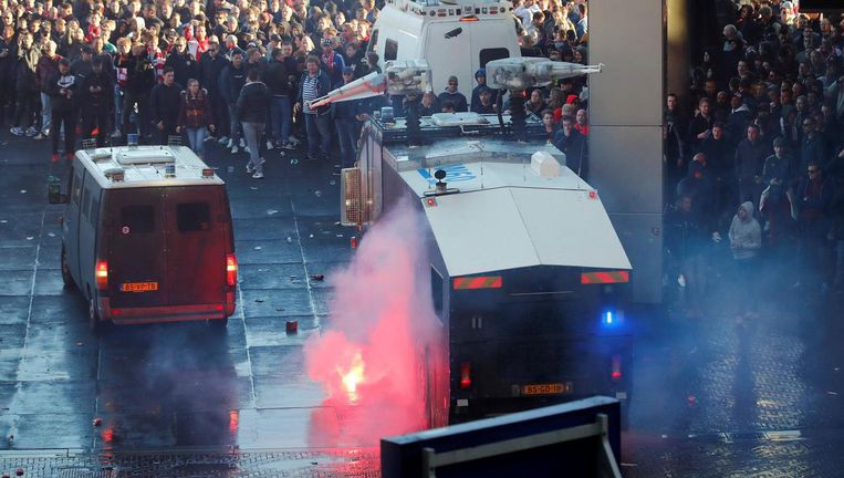 Een waterkanon in actie vlak voor het Champions Leagueduel Ajax-Juventus.  Beeld Reuters