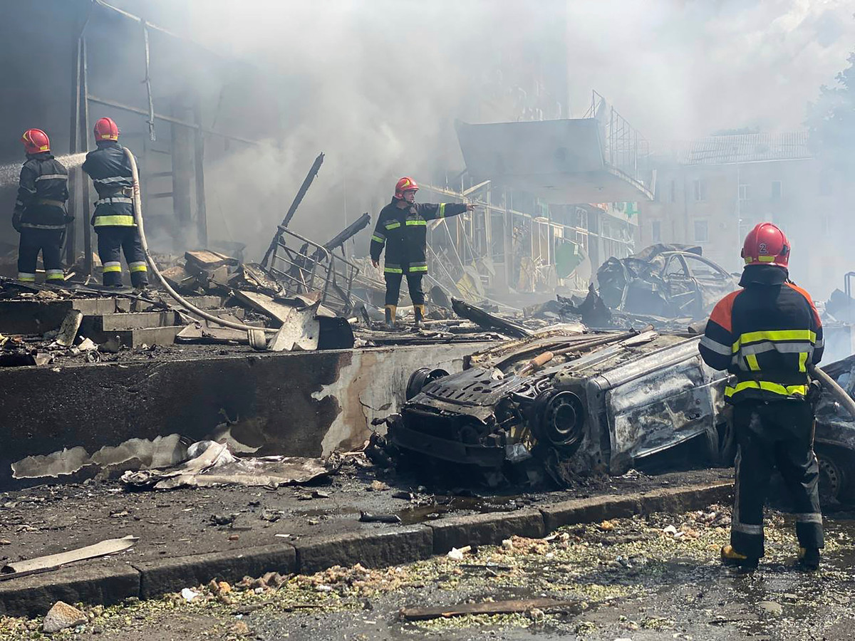 Hulpdiensten blussen de branden die na de aanval in Vinnytsia ontstonden.