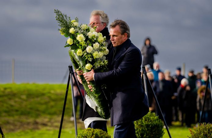 Minister Mark Harbers van Infrastructuur en Waterstaat legde 1 februari een krans tijdens de herdenking van de Watersnoodramp, zeventig jaar geleden.