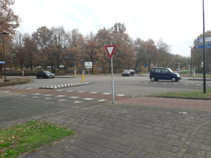 De gemeente ziet voor het kruispunt Drunenseweg, Akkerlaan en De Coubertinlaan in Waalwijk het meest in verkeerslichten. Een mini-rotonde is in haar ogen minder veilig.