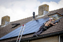Steeds meer Nederlanders leggen zonnepanelen op hun dak
