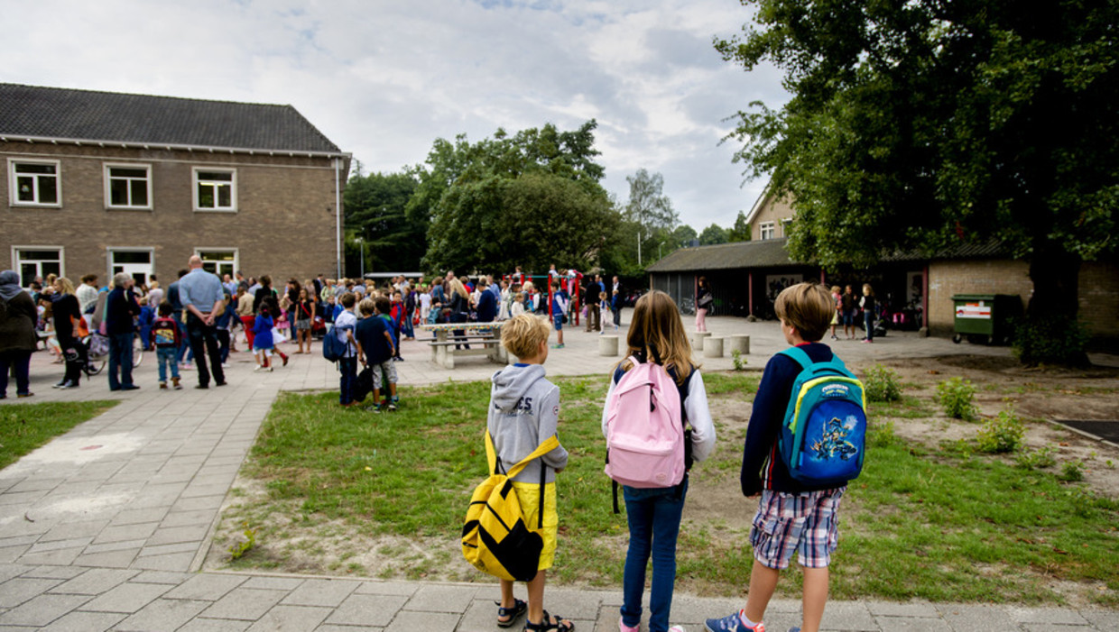 Kinderen komen aan op een basisschool in Den Bosch. Beeld anp