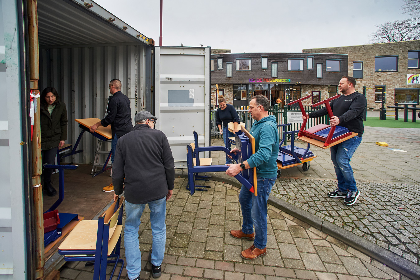 Oud schoolmeubilair schaijk krijgt via hand to hand tweede leven in