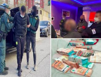 Steenrijke drugsbaron die in schamele flat leeft opgepakt met hulp van Belgische politie: beelden tonen hoe politie deur inbeukt