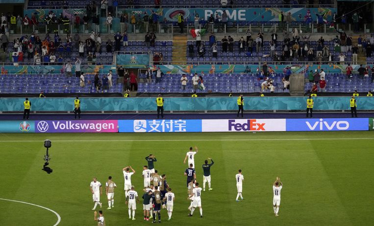 Wat Doen Die Reclameborden Met Chinese Tekens Bij Dit Ek Voetbal De Volkskrant