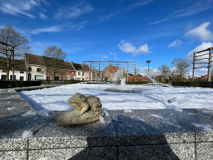 Vandalen deden de fontein in Gistel schuimen.