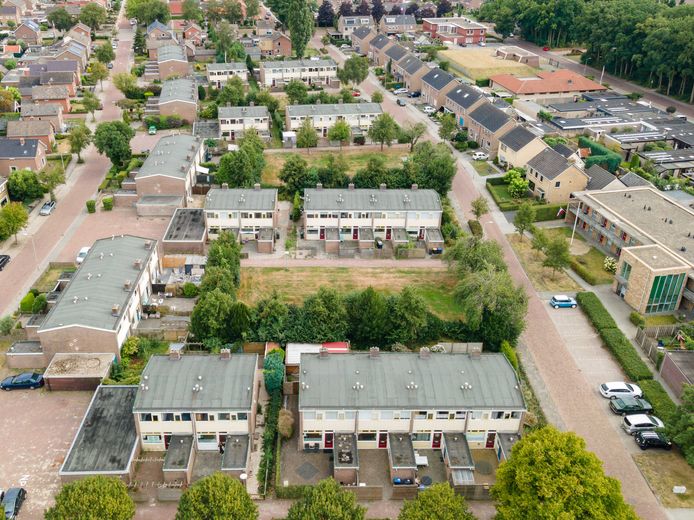 Het plangebied voor 61 nieuwe woningen. Hiervoor moeten de huizen uit de jaren '60 aan de Oranjestraat en Julianastraat (rechts) worden gesloopt.