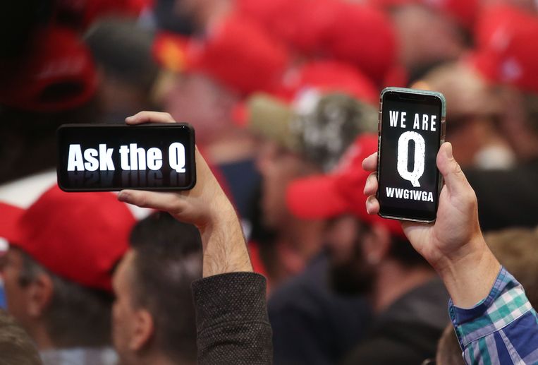 Steun voor de veelomvattende complottheorie QAnon.  Beeld AFP