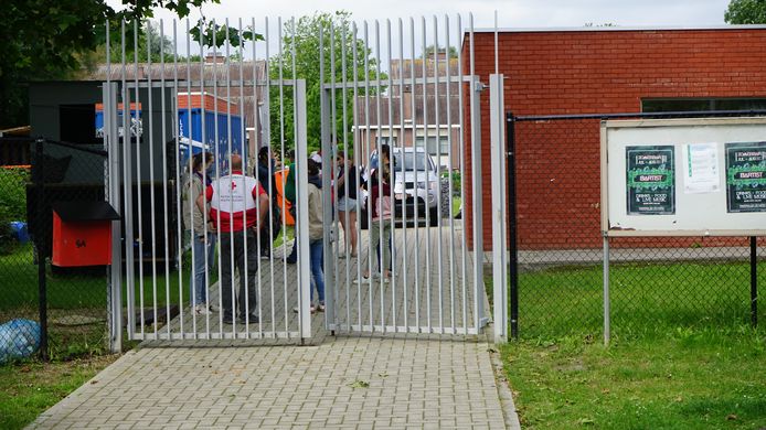 Het Rode Kruis is aanwezig om de slachtoffers bij te staan.