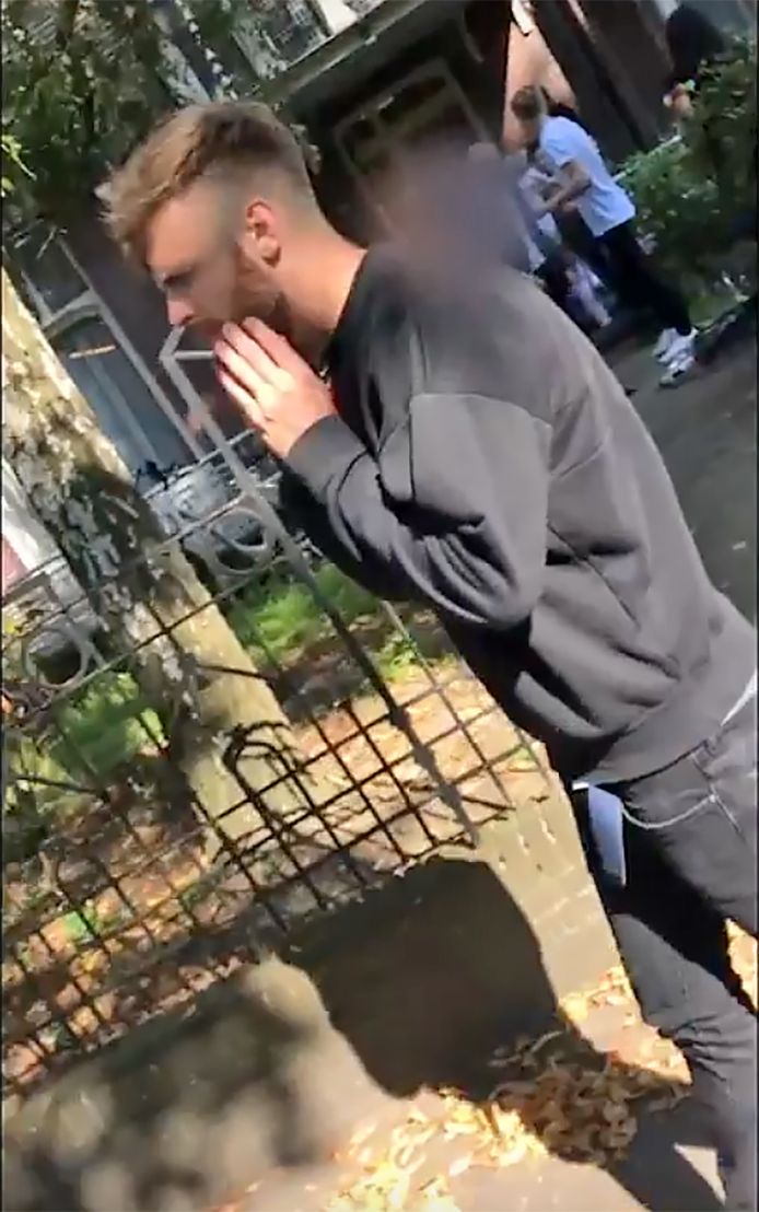 Tim Hofman voelt in het onlineprogramma #BOOS aan zijn gebroken kaak.