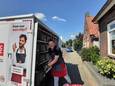 Boodschappen bezorgen met Mickey de Hoop in Drunen en Elshout. ,,Kom op, we gaan. Anders komen we te laat.”