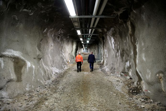 Tapio Hietakangas, specialist beveiliging, inspecteert met een werknemer een ondergrondse tunnel die behoort tot een pretpark in Rovaniemi.