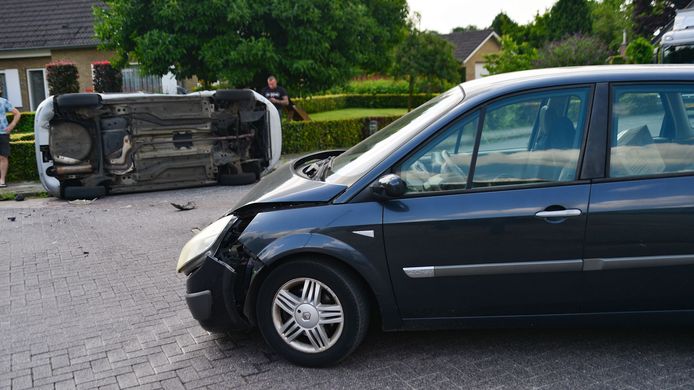 Auto op kant in Deurne