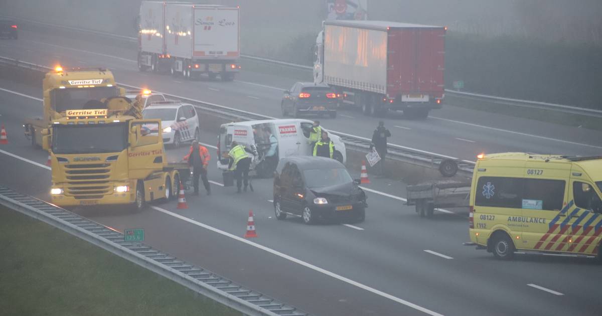 Ongeluk op de A15 veroorzaakt flinke file, busje belandt midden op de snelweg