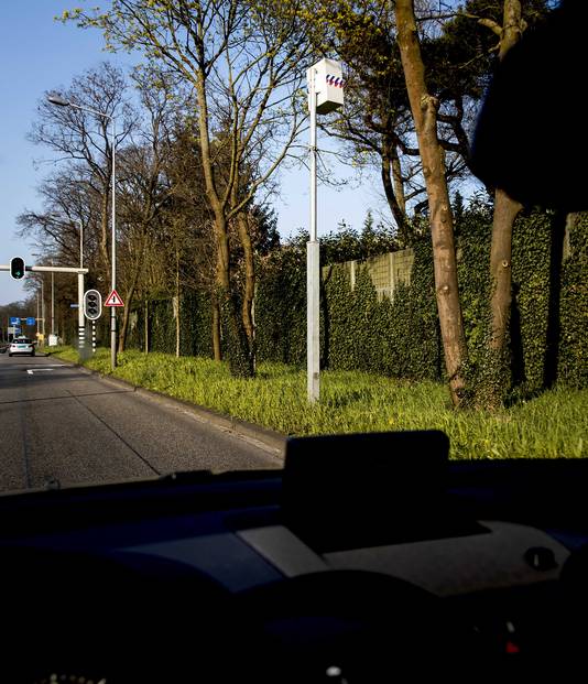 De flitspaal aan het Oostereind in Hilversum brengt het meeste geld in het laatje van de gemeente of het Rijk. De flitser leverde in 2016 gemiddeld 710 euro per uur op, wat neerkomt op bijna twaalf boetes per uur.