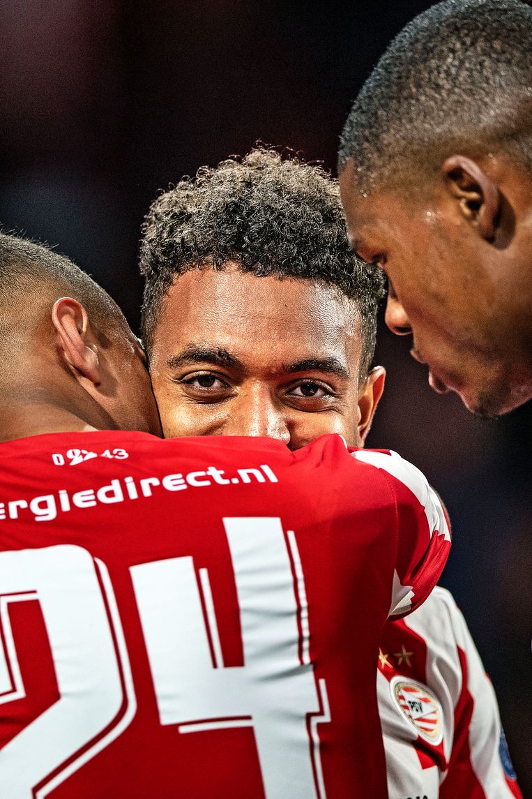Donyell Malen krijgt de felicitaties van Mohamed Ihattaren en Denzel Dumfries na diens tweede goal tegen Vitesse. Beeld Guus Dubbelman / de Volkskrant
