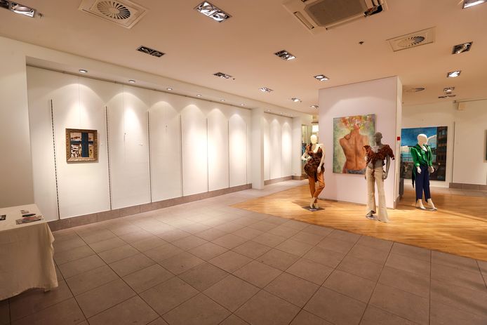 ED20220323-0013 foto van de lege muur en galeriehouders Jan van de Loo en DaniÃ«lle Verschuren in VDL Art nadat daar gisterenavond 6 schilderijen zijn gestolen.