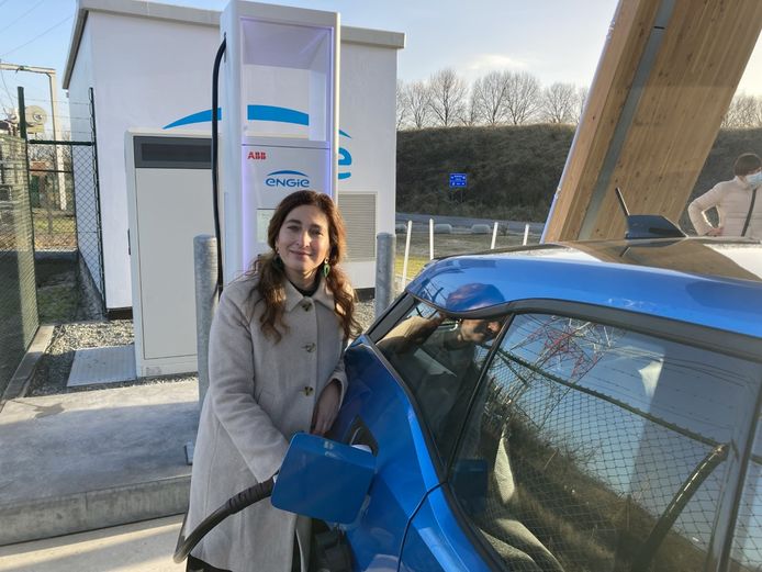 Minister Demir 'tankt' een eerste elektrische wagen vol met windenergie.