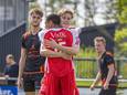 Rowan Traas en Claude de Smit vieren de 2-2 in de competitiewedstrijd tegen Wittenhorst.