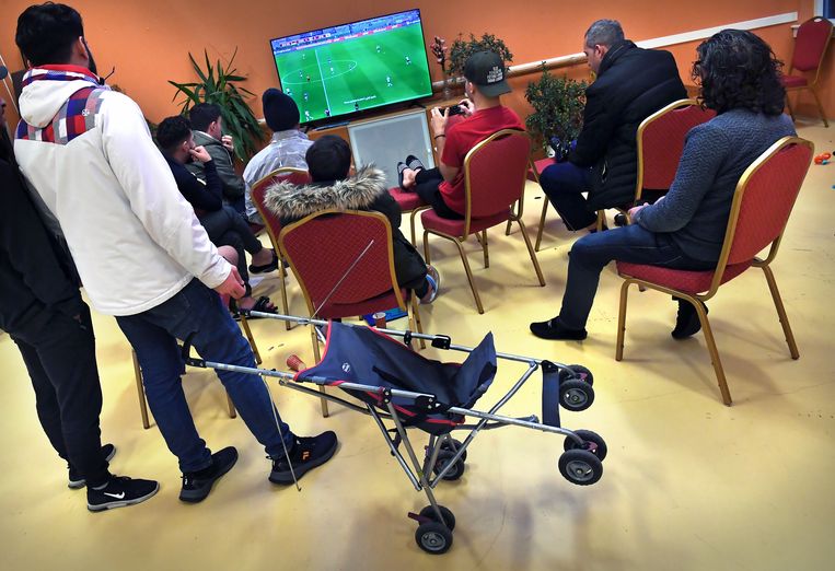 Crisisnoodopvang voor asielzoekers in Helmond. Beeld Marcel van den Bergh / de Volkskrant