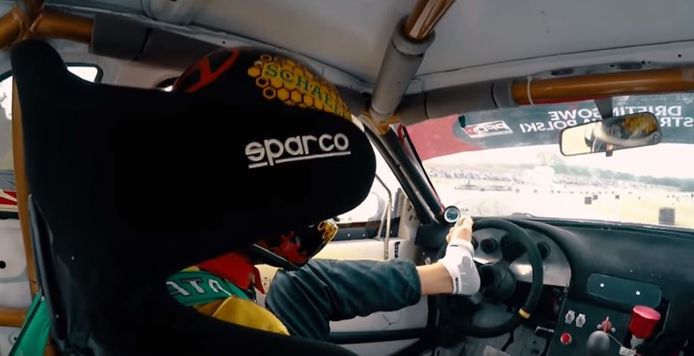 De Pool Bartosz Ostalowski doet mee aan een professionele driftcompetitie.