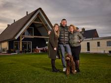 Willem bouwt met zijn eigen handen een huis: ‘Hier wonen we relatief in een isolement’