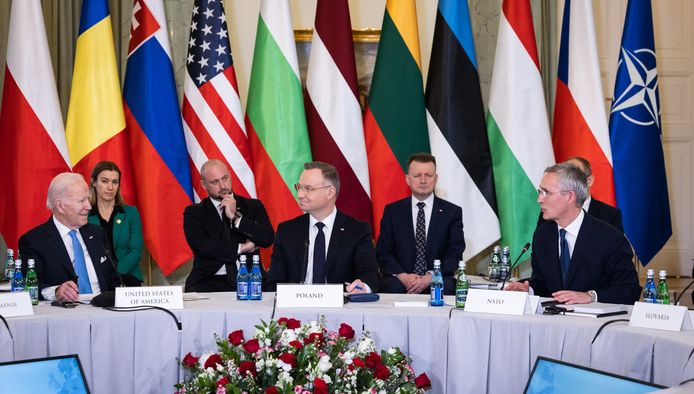 Beeld van de zogenaamde B9-top in Warschau vandaag, met links de Amerikaanse president Joe Biden en rechts NAVO-topman Jens Stoltenberg.