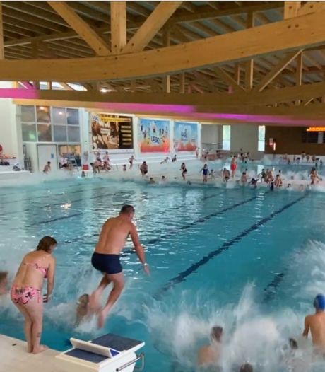 ‘Wereldrecord bommetje’ is van Gent. 298 mensen springen gelijktijdig het zwembad in