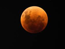 Les images spectaculaires de l’éclipse lunaire totale qui a eu lieu cette nuit