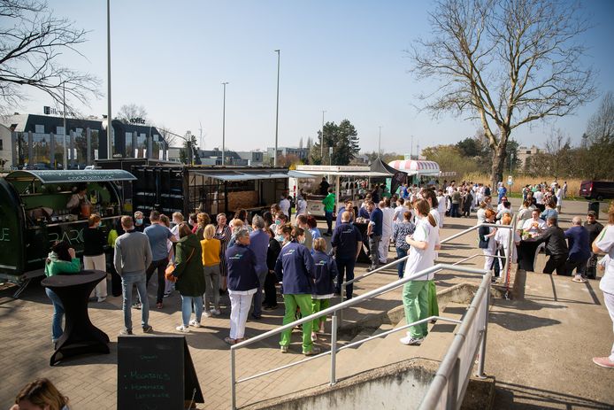 Het AZ Turnhout trakteerde het personeel op een foodtruckfestijn.