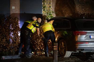 Man (33) die voor politie vluchtte en gevel van woning ramde, had geladen wapens binnen handbereik