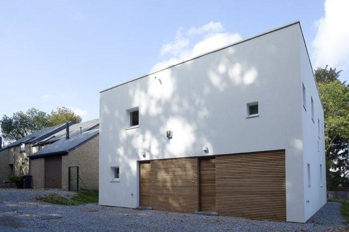 Op het eerste gezicht lijkt de kubus van tien bij tien meter slechts één woning te huisvesten.