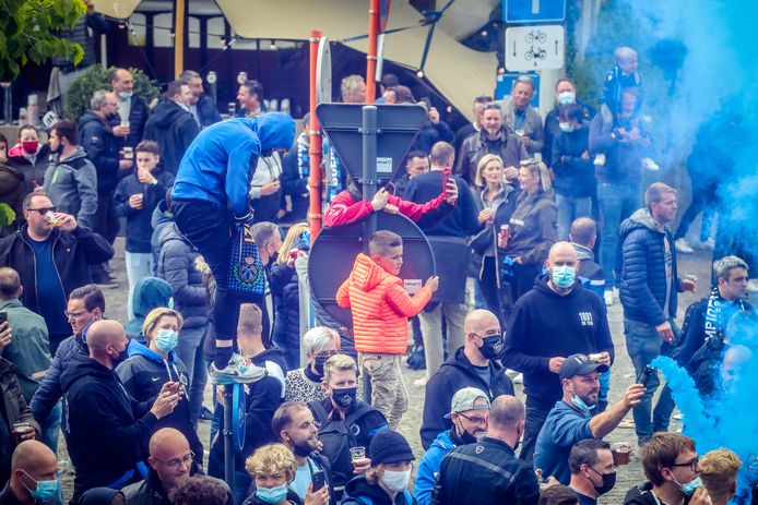 supporters wachten op de spelersbus van Club Brugge op de Platse van St Andries