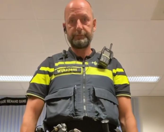 Politieagent Erwin Onder Vuur Na Verwarrende Video Is Dit Een Ingehuurde Acteur Binnenland Ad Nl