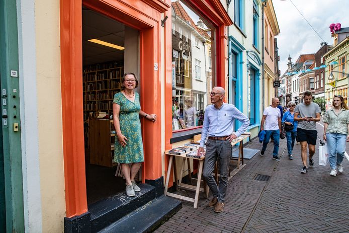 Nu nog een vertrouwd beeld in de Deventer binnenstad: Toos en Goos. ,,In al die jaren heb ik nog nooit een boek gelezen in de winkel, daar is gewoon geen tijd voor."
