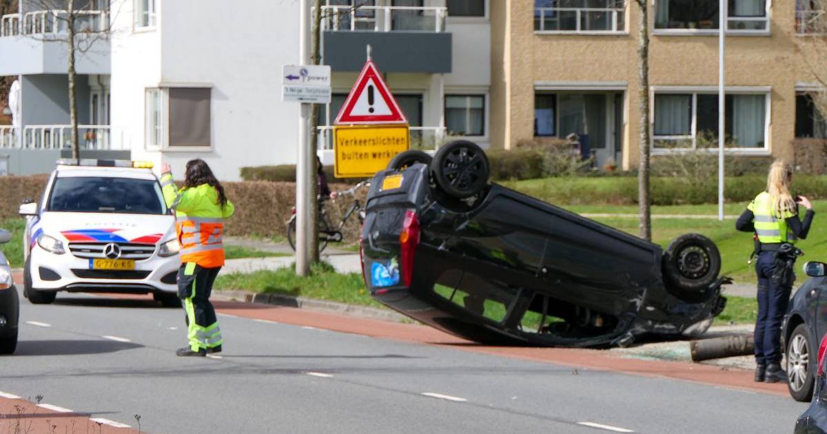 Auto slaat over de kop in Enschede na botsing tegen lantaarnpaal.