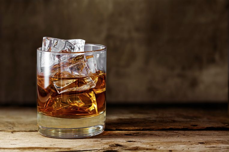 Persoon belast met sportgame nerveus worden Dicteren Waarom je echt water bij de whiskey moet doen | Trouw