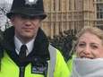 Politieman poseert met Amerikaanse toeriste voor parlement in Londen. Drie kwartier later is hij dood