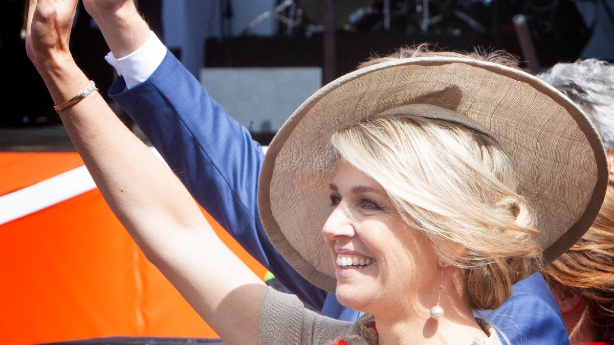 Ze hebben een mooie losse manier van zwaaien, de koning en de koningin, hij  kordaat, zij iets gracieuzer. | Thomas Verbogt | gelderlander.nl