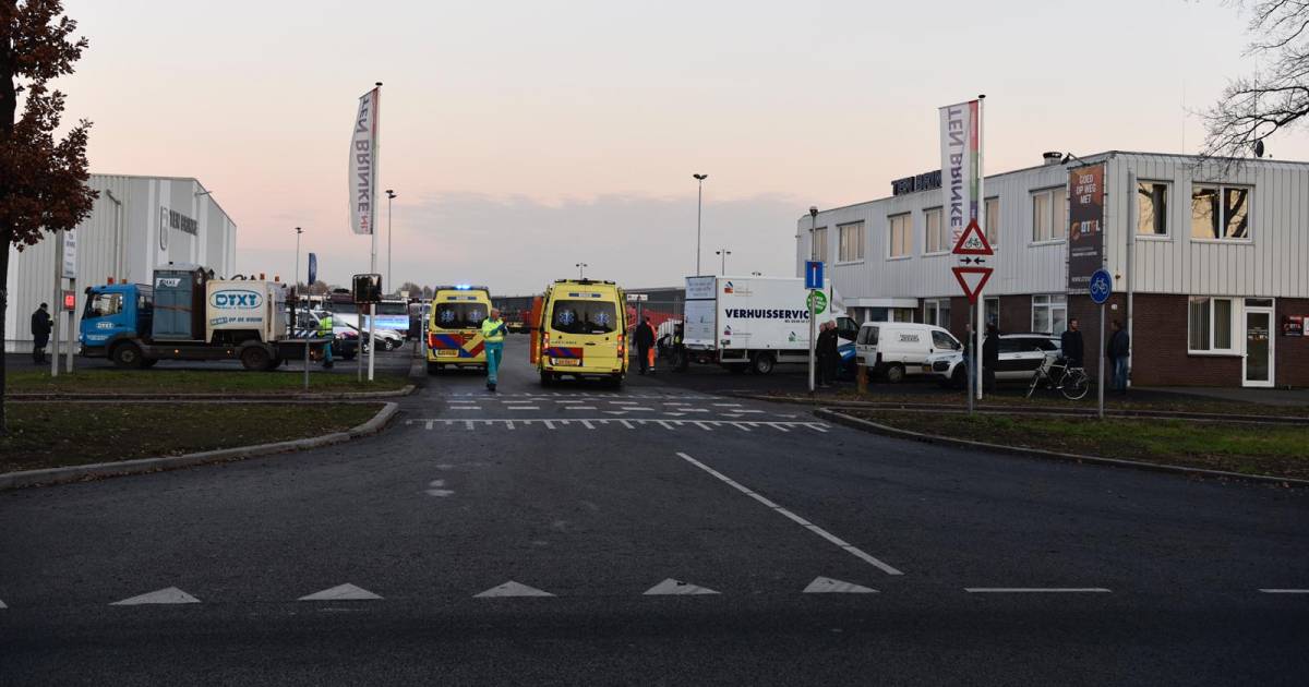 Fietser met traumahelikopter naar ziekenhuis na aanrijding met vrachtwagen in Rijssen.