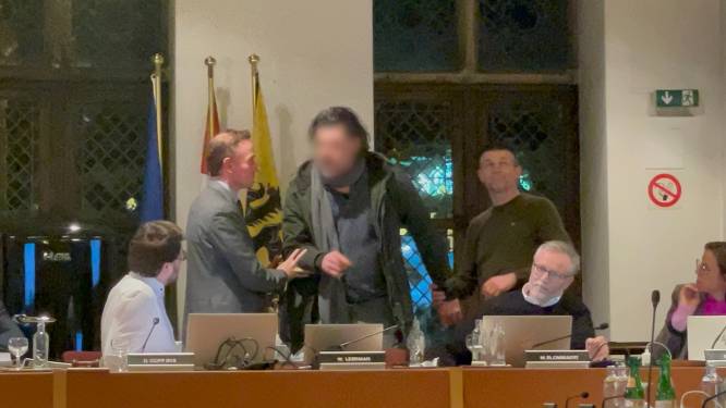 KIJK. Dronken man verstoort gemeenteraad van Aalst: “Geen applaus? Zelfs niet van de socialisten?”