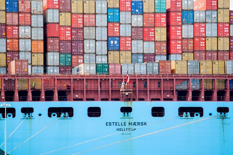Een groot containerschip van Maersk Line laadt en lost containers op de Tweede Maasvlakte bij APM Container Terminals. Vervuilende schepen bleven tot nu toe altijd buiten schot in Europese klimaatplannen. Beeld Hollandse Hoogte / Rick Nederstigt Fotografie