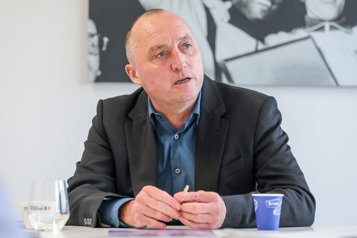 Wouter Vandenhaute (59), voorzitter van voetbalclub RSC Anderlecht. “Laat ons volgend jaar een globale regeling treffen over én de RSZ én de bedrijfsvoorheffing én de maatschappelijke rol van het voetbal.”