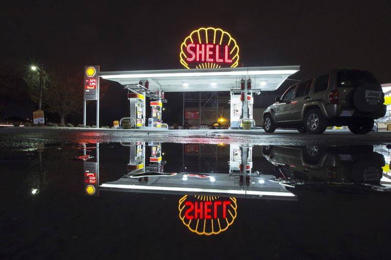 Een Shell-benzinestation in het Amerikaanse Cambridge.  Beeld REUTERS