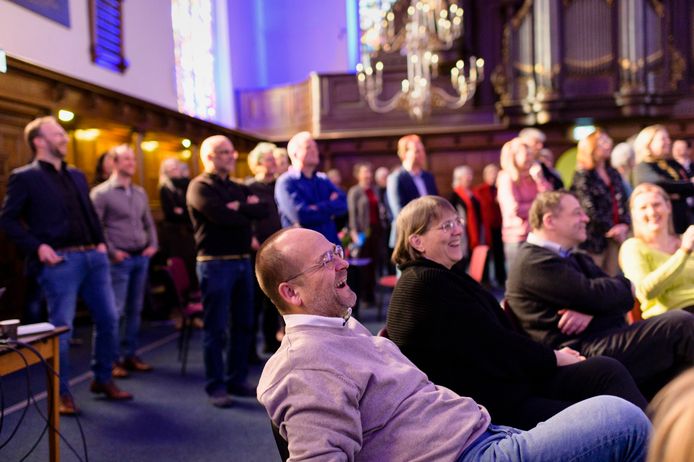 Bij zijn afscheid bekijkt Willem Jaap Zwart een hilarisch filmpje waarmee Enschede afscheid neemt van de Concordia-baas.