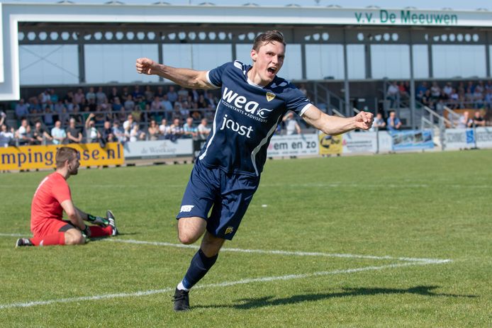 Xander van der Poel, hier na een doelpunt in het shirt van zijn vorige club Kloetinge.